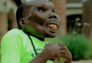 丑男吃瓜梳头视频,这发型太有个性了！