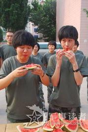 女兵视频吃瓜,揭秘军营里的那些趣事