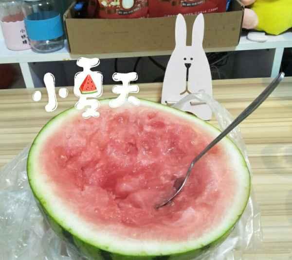 女子吃瓜搞笑说说,欢乐瓜田，笑料连连