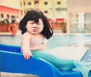 白雪吃瓜拍照,夏日清凉瞬间捕捉